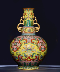 清乾隆黃地粉彩蕃蓮紋雙螭耳瓶：盛世禦瓷何以成收藏頂流？