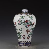 雍正斗彩折枝花果梅瓶：彩瓷巔峰之寶，誰能競得傳世珍？