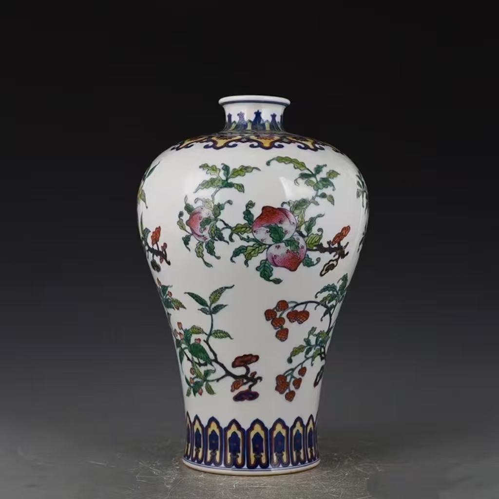 雍正斗彩折枝花果梅瓶：彩瓷巔峰之寶，誰能競得傳世珍？