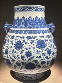 乾隆青花之韻！纏枝花卉鳩耳尊何以成宮廷陳設經典？