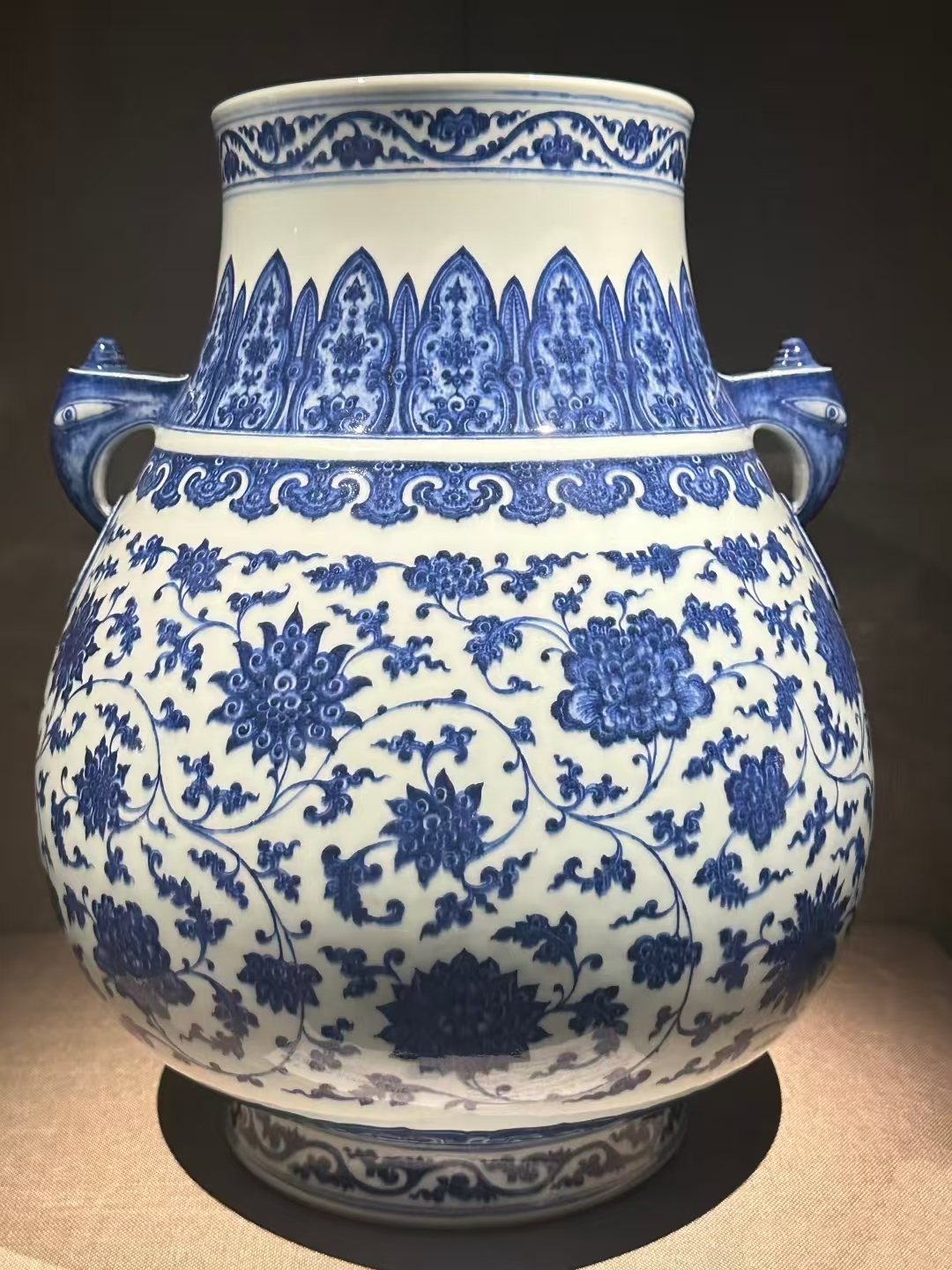 乾隆青花之韻！纏枝花卉鳩耳尊何以成宮廷陳設經典？