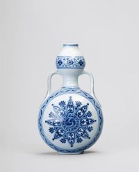 667 萬超出預估！明永樂青花扁瓶：哥本哈根美術館遞藏，「蘇麻離青」繪輪花，禦窯珍器