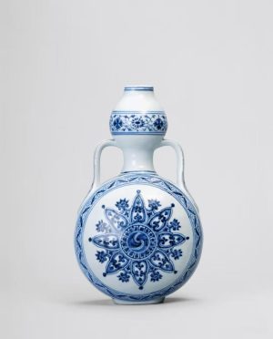 667 萬超出預估！明永樂青花扁瓶：哥本哈根美術館遞藏，「蘇麻離青」繪輪花，禦窯珍器