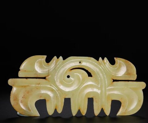 河磨玉老熟、紅沁天然！這件紅山勾雲佩，憑什麼成拍賣市場新寵？