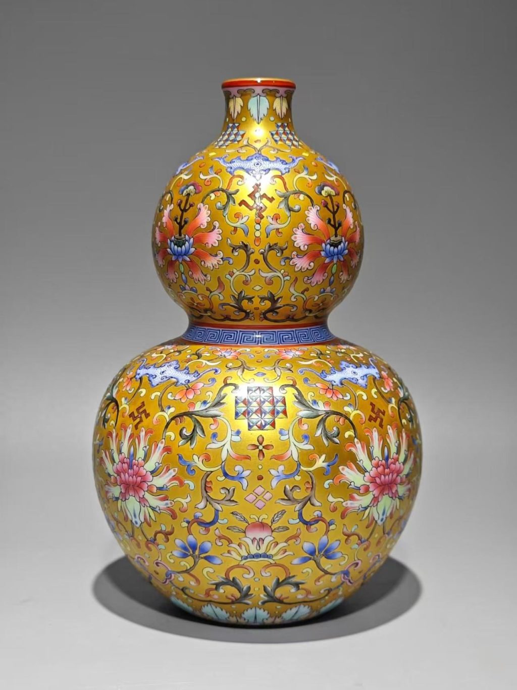 21cm 黃金尺寸！乾隆西番蓮福祿葫蘆瓶，中高端藏家的必選？