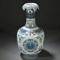 清乾隆斗彩寶相花紋如意花口瓶：禦窯斗彩，瓷苑雅韻誰與爭鋒？