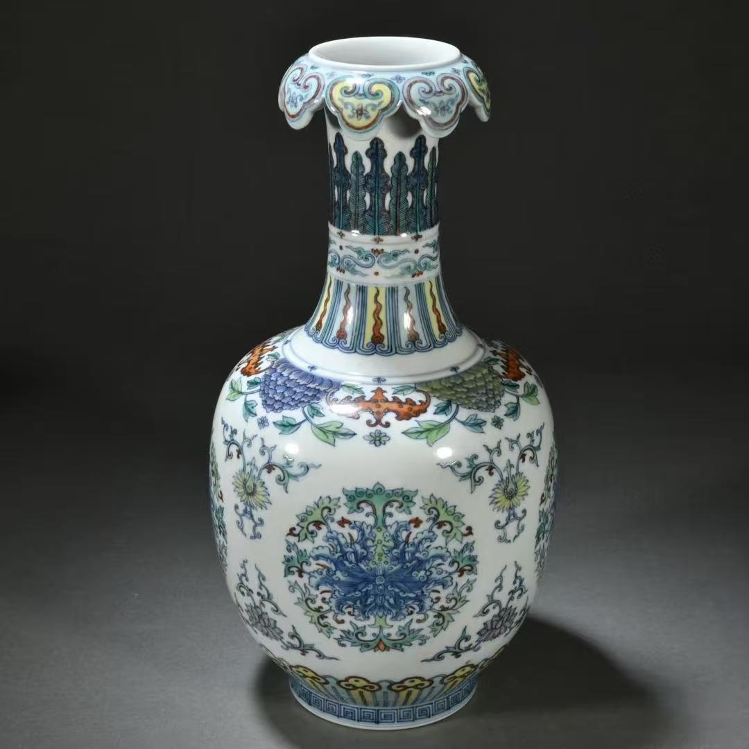 清乾隆斗彩寶相花紋如意花口瓶：禦窯斗彩，瓷苑雅韻誰與爭鋒？