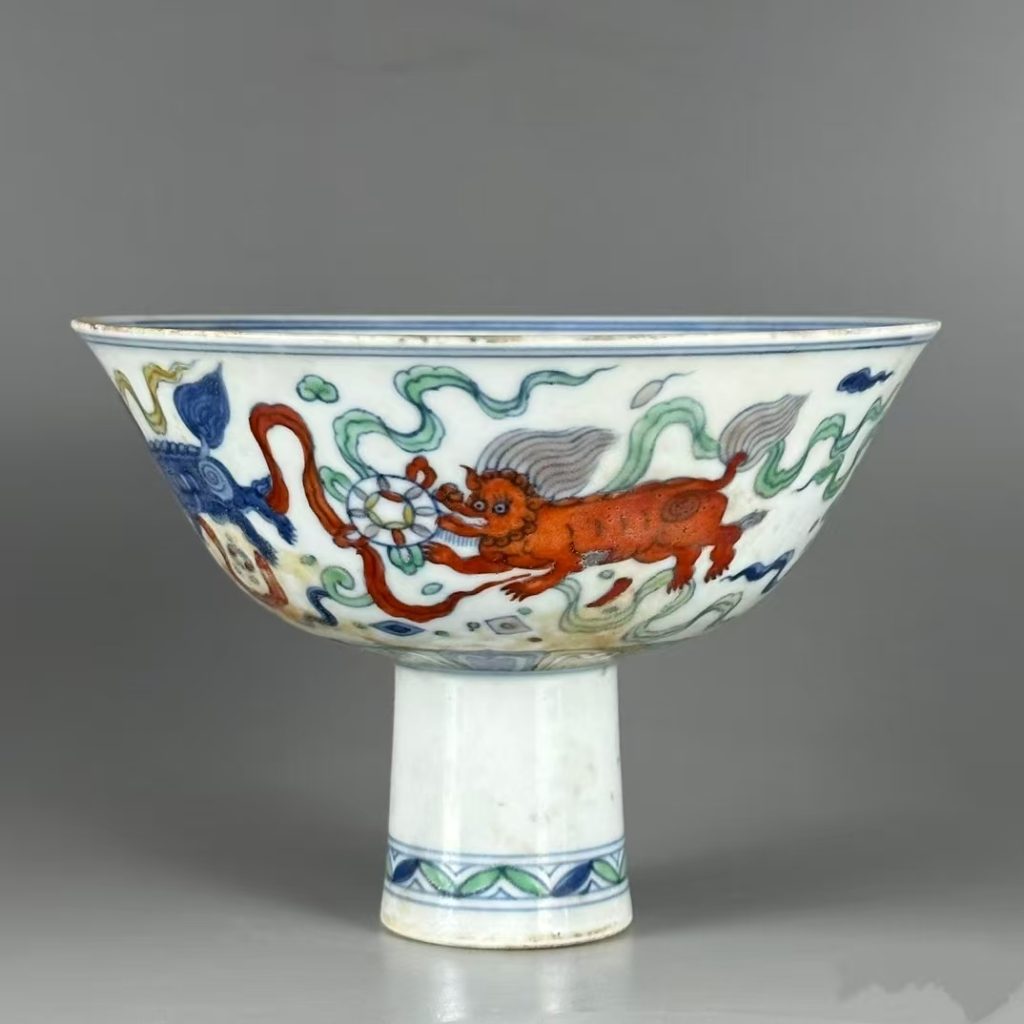 成化斗彩獅子滾繡球紋高足碗：誰能攬藏這件彩瓷巔峰珍寶？