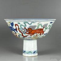 成化斗彩獅子滾繡球紋高足碗：誰能攬藏這件彩瓷巔峰珍寶？