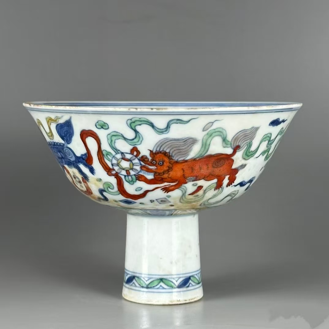 成化斗彩獅子滾繡球紋高足碗:誰能攬藏這件彩瓷巔峰珍寶?