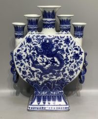 龍馭青花五管瓶：清代瓷藝巔峰，藏界誰堪競逐？