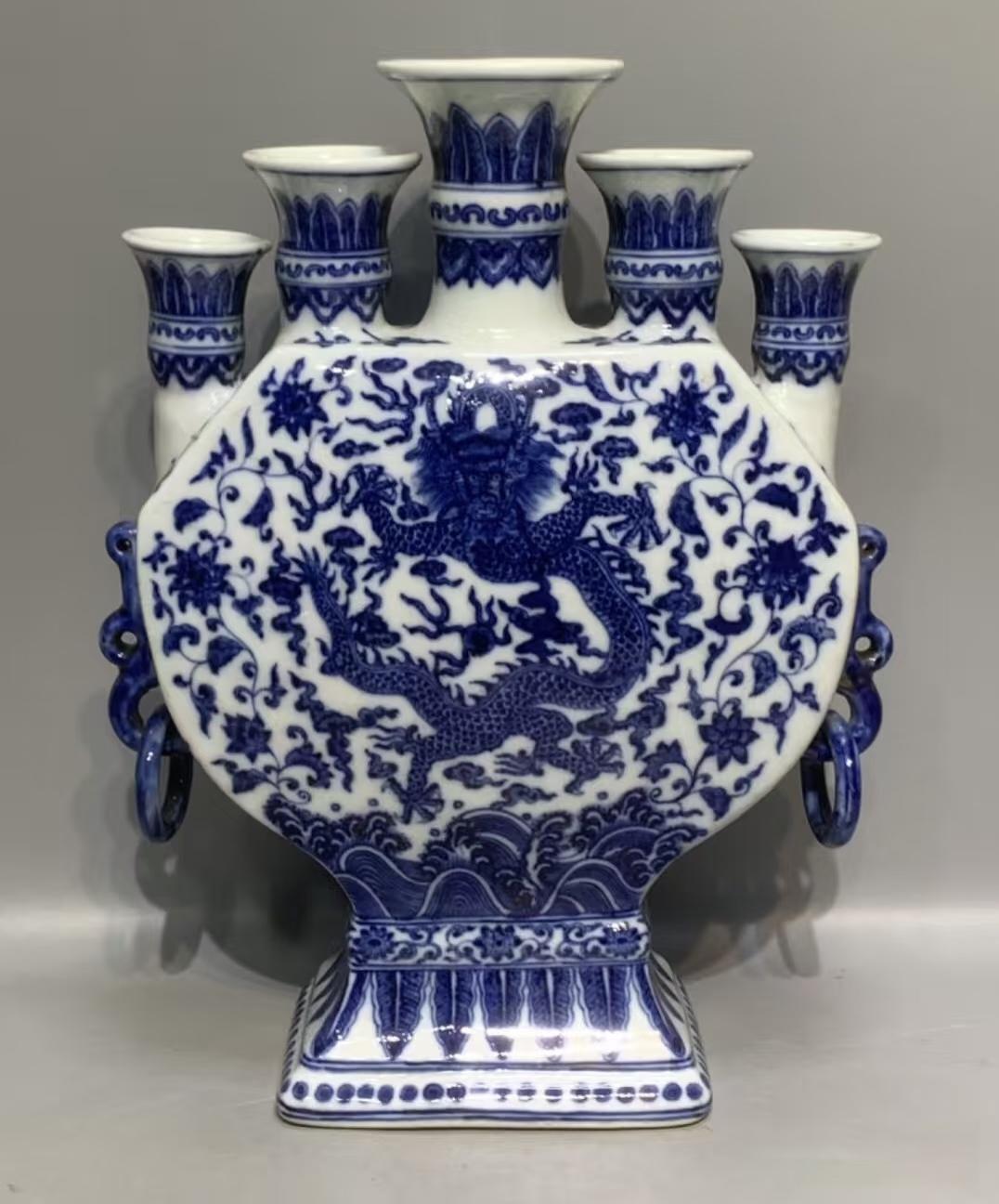 龍馭青花五管瓶:清代瓷藝巔峰,藏界誰堪競逐?