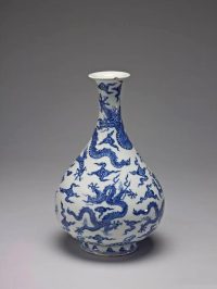 明「空白期」青花珍器！五龍繪於玉壺春瓶，承永宣韻、啟成化風，瓷史補缺之寶