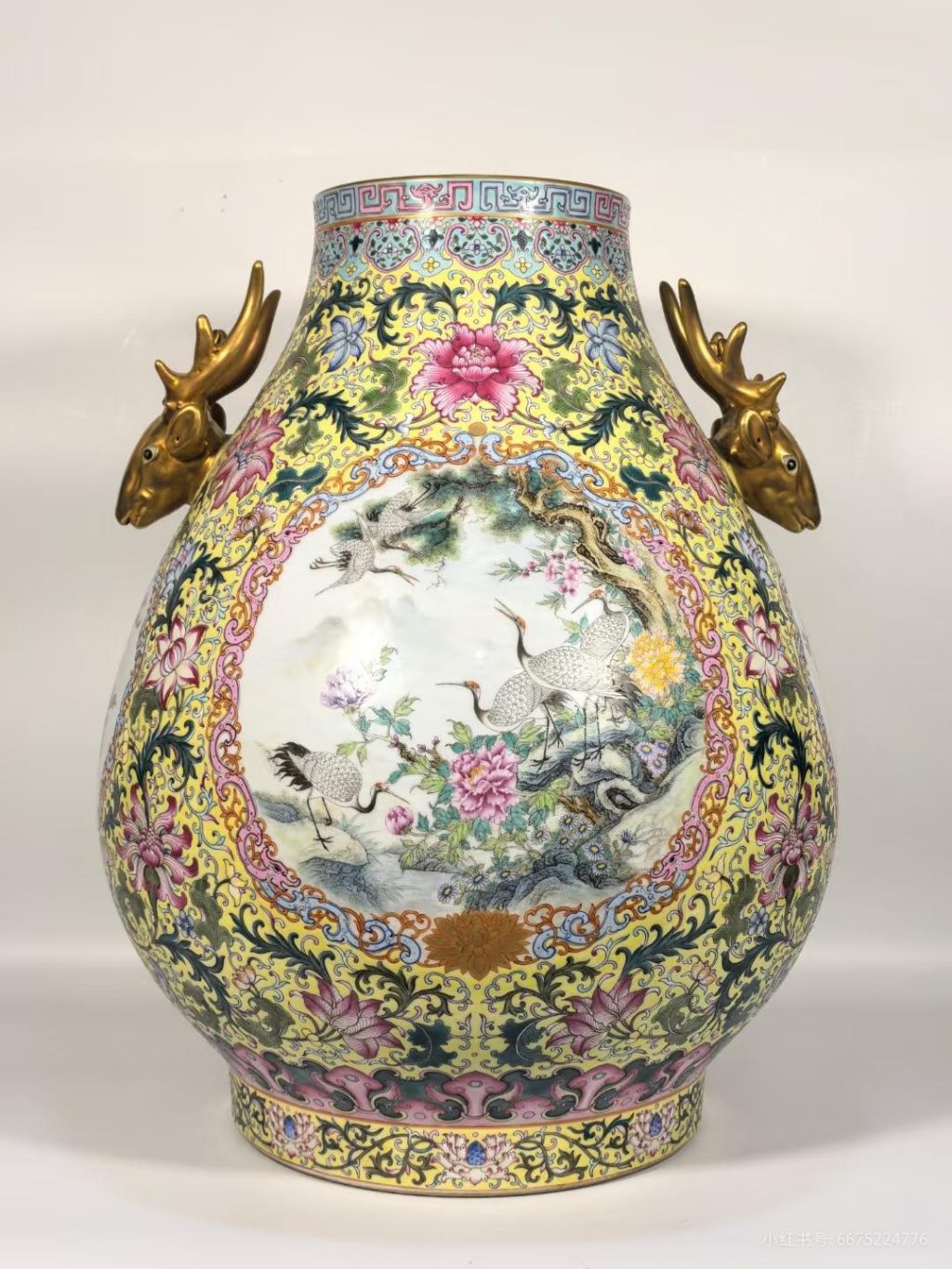 清乾隆款珐琅彩黄地开窗花鸟鹿头尊：瓷中瑰宝的历史与工艺价值