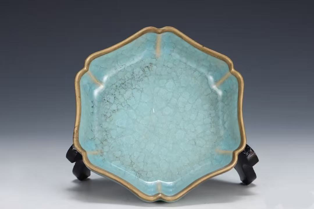 天藍獨韻,宋瓷巔峰!誰能奪藏這件僅存十數件的汝窑花口洗?