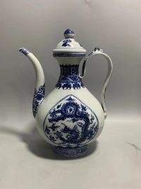 明青花龍紋酒壺：精工瓷韻載龍威，完整品相藏家爭