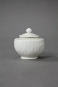 藏家矚目高古瓷！北宋定窯白釉刻花蓮瓣紋蓋罐：供佛專器屬性，多祿溙助尋知音