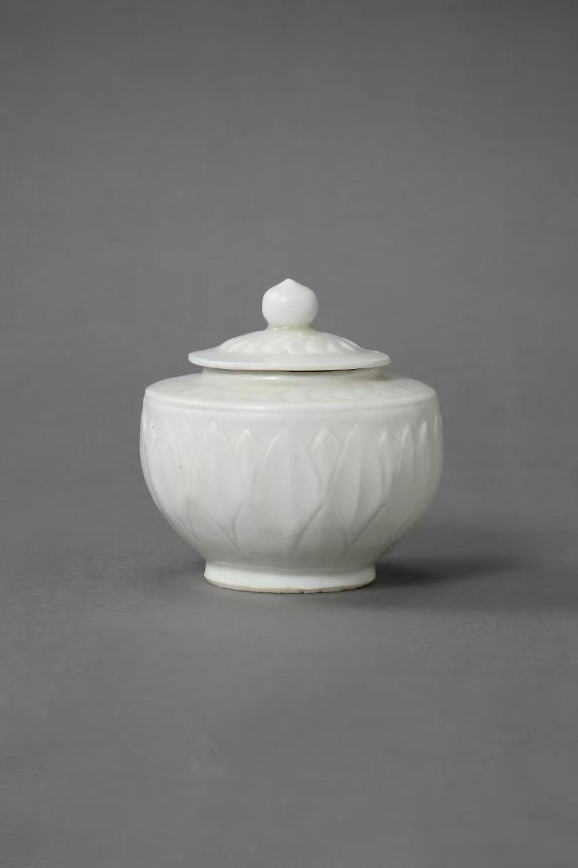 藏家矚目高古瓷！北宋定窯白釉刻花蓮瓣紋蓋罐：供佛專器屬性，多祿溙助尋知音