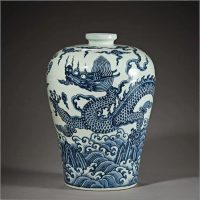 「蘇泥勃青」料加持！宣德青花龍紋梅瓶，為何能拍出 1.2 億港元？