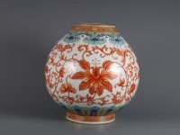 乾隆斗彩礬紅描金西番蓮斂口尊：禦窯三絕，瓷苑尊華誰能攬勝？