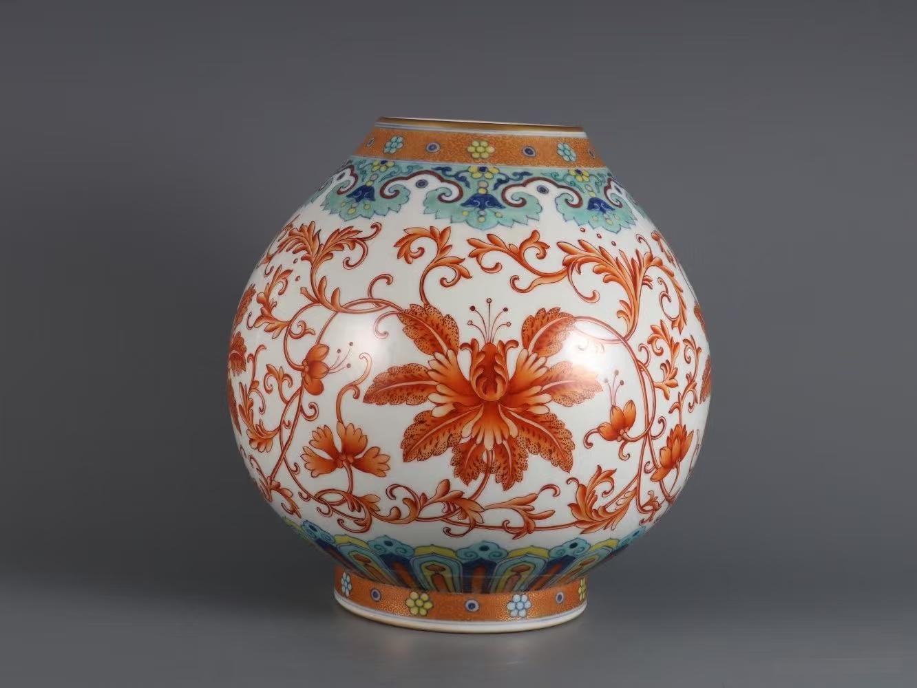 乾隆斗彩礬紅描金西番蓮斂口尊:禦窯三絕,瓷苑尊華誰能攬勝?