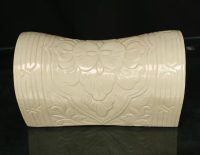 完美全品！宋定窯白釉瓷枕：印刻牡丹紋精工，比素面枕溢價 30%，多祿溙薦藏高古瓷