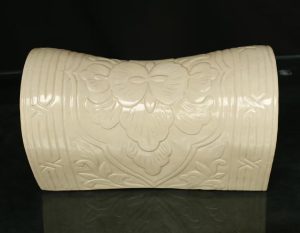 完美全品！宋定窯白釉瓷枕：印刻牡丹紋精工，比素面枕溢價 30%，多祿溙薦藏高古瓷