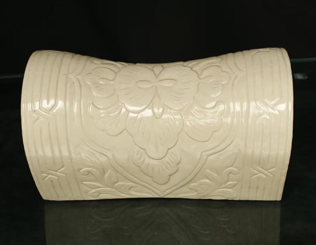 完美全品！宋定窯白釉瓷枕：印刻牡丹紋精工，比素面枕溢價 30%，多祿溙薦藏高古瓷