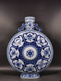 乾隆御窯青花抱月瓶：誰能奪得這件「多元文化的瓷上皇者」？