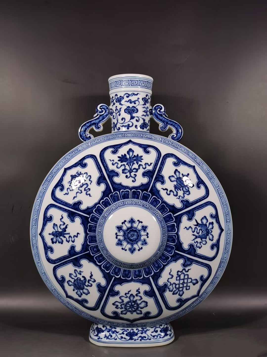 乾隆御窯青花抱月瓶:誰能奪得這件「多元文化的瓷上皇者」?