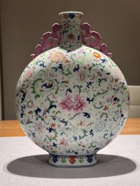 乾隆青花粉彩螭龍耳抱月瓶：禦窯風華，誰能攬此瓷苑瑰寶？