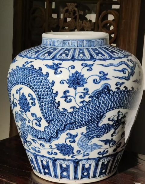 大明宣德青花龍穿纏枝蓮紋大罐：青花藝術的巔峰之選