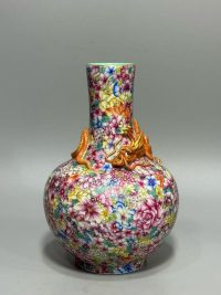 料取西洋、工集國手！乾隆珐琅彩龍瓶，古瓷圈的「皇權瓷典」？