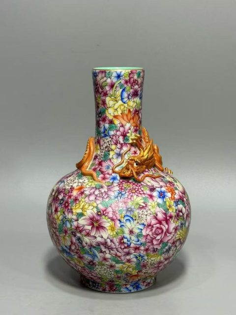 料取西洋、工集國手！乾隆珐琅彩龍瓶，古瓷圈的「皇權瓷典」？