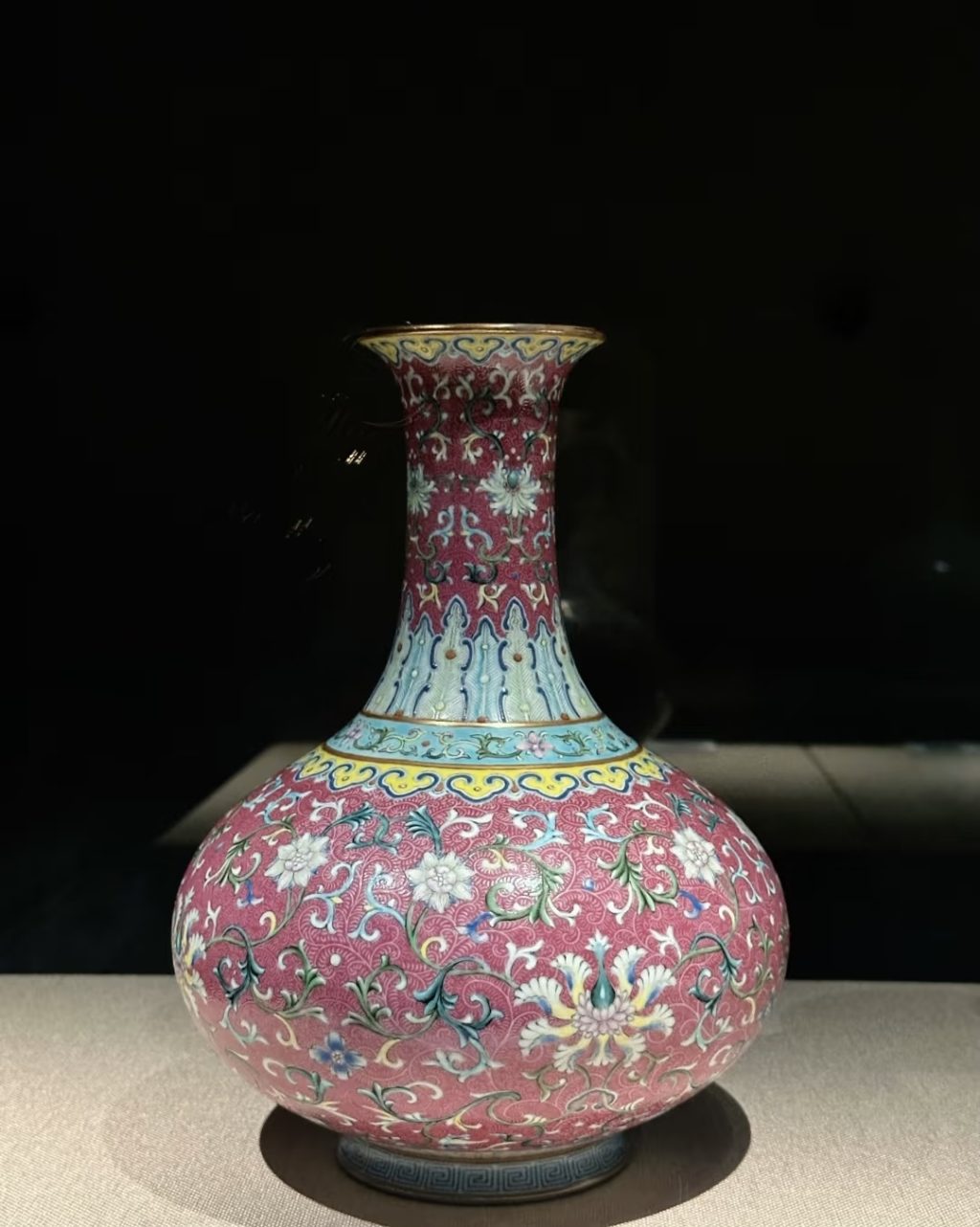 乾隆官窯巔峰之作！胭脂紅地軋道粉彩蓮紋瓶何以引全球藏家瘋搶？