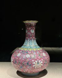 乾隆官窯巔峰之作！胭脂紅地軋道粉彩蓮紋瓶何以引全球藏家瘋搶？