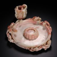 質潤如玉 + 立體圓雕！清代螭龍杯盞拖，多祿溙鑒定的壽山石精品？