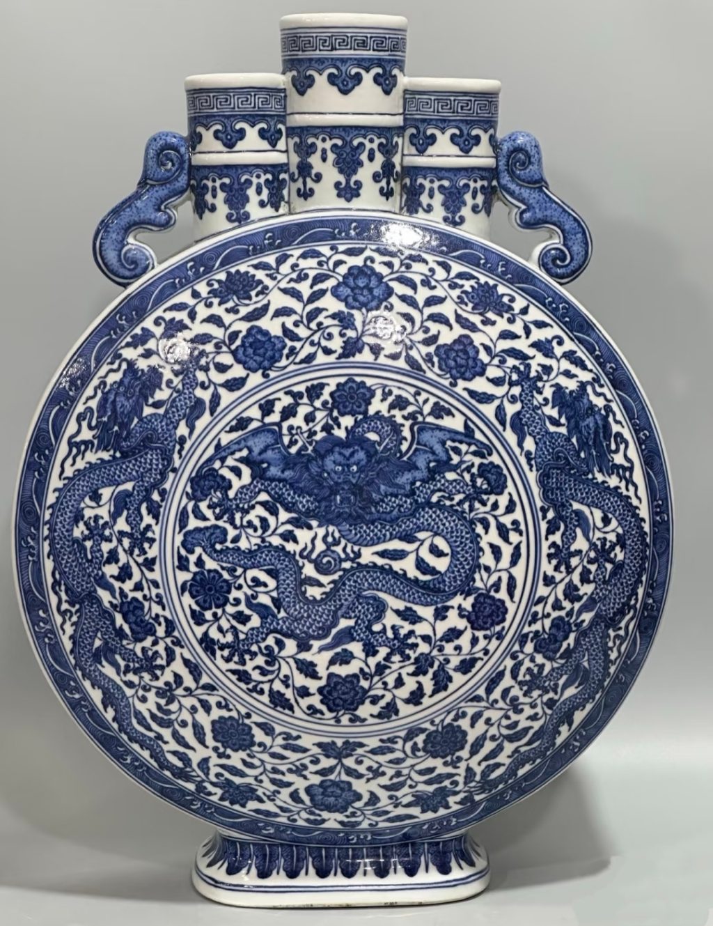 乾隆禦窯巔峰之作！青花纏枝牡丹三管抱月瓶，何以致市場瘋搶？