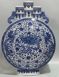 乾隆禦窯巔峰之作！青花纏枝牡丹三管抱月瓶，何以致市場瘋搶？