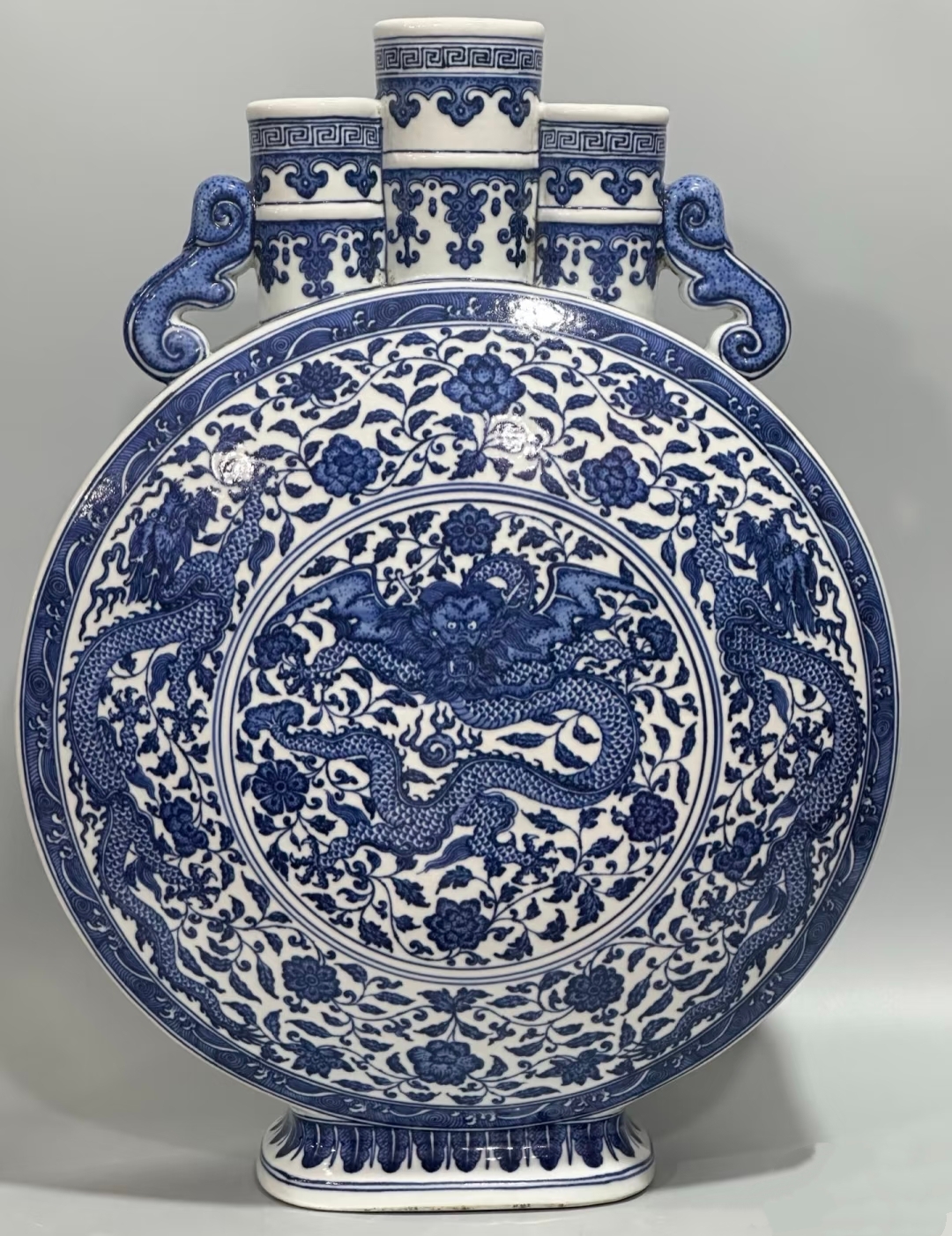 乾隆禦窯巔峰之作!青花纏枝牡丹三管抱月瓶,何以致市場瘋搶?