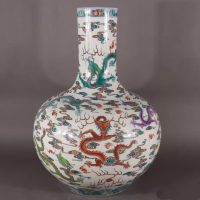 乾隆青花斗彩雲龍天球瓶：禦瓷巨製誰能攬藏？