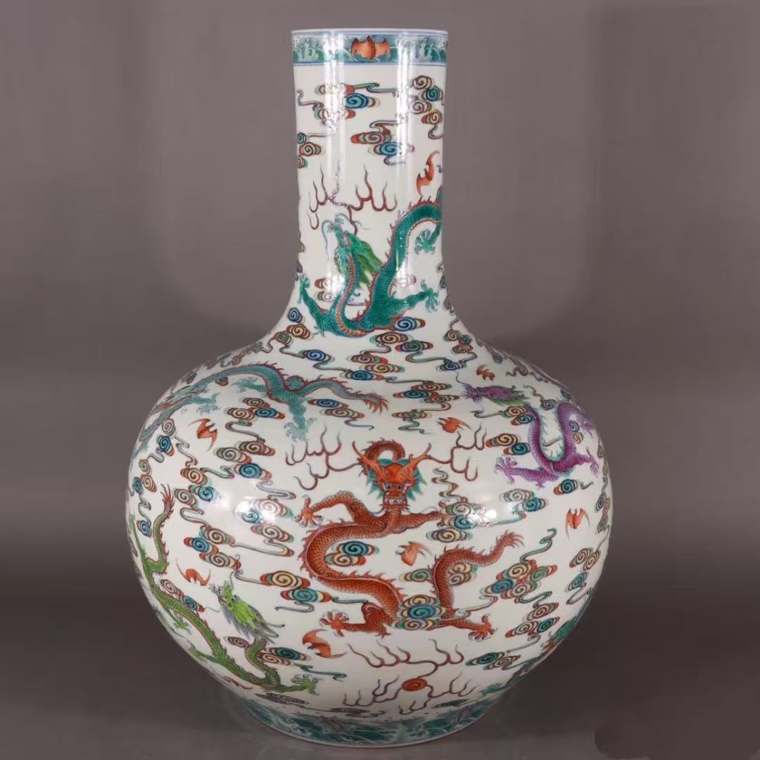 乾隆青花斗彩雲龍天球瓶:禦瓷巨製誰能攬藏?