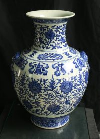 清乾隆青花纏枝蓮托八寶紋大鋪首尊：禦窯經典的時代價值