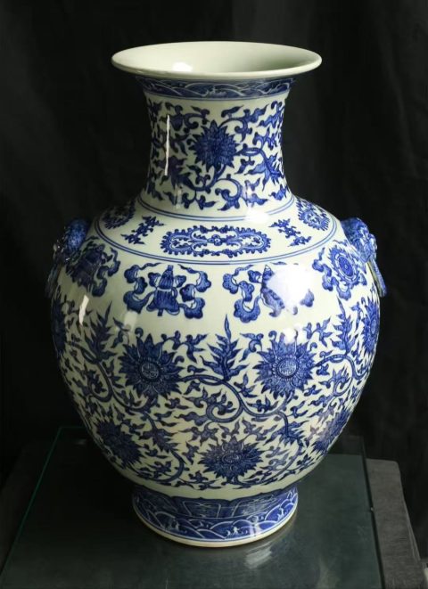 清乾隆青花纏枝蓮托八寶紋大鋪首尊：禦窯經典的時代價值