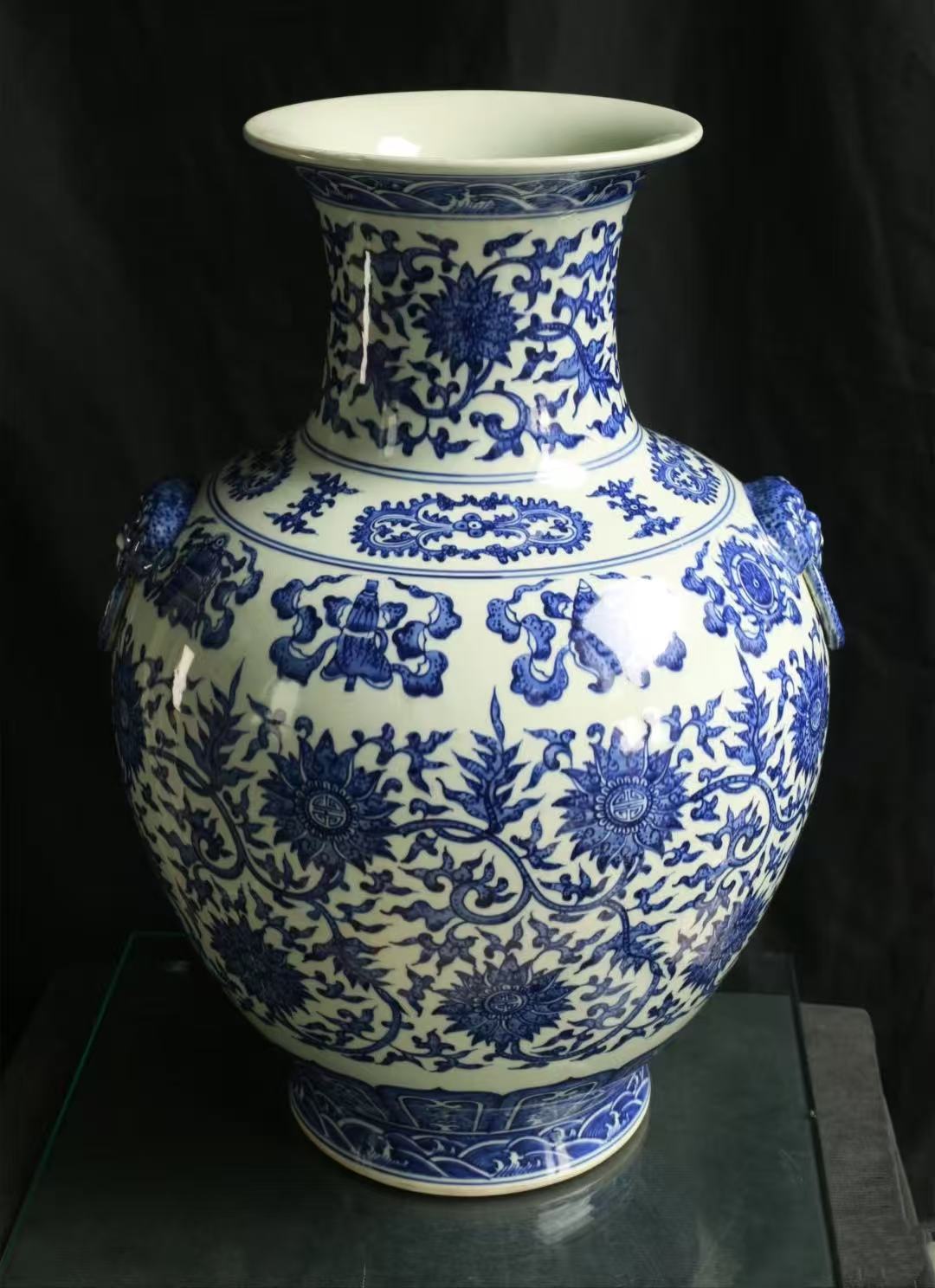 清乾隆青花纏枝蓮托八寶紋大鋪首尊:禦窯經典的時代價值