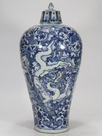 青花 + 刻雕雙重藝！元青花帶蓋梅瓶，佳士得 1.8 億龍紋瓶同款級珍品？