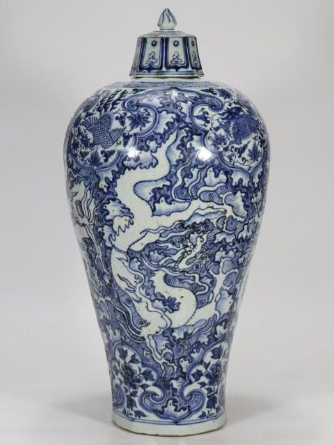 青花 + 刻雕雙重藝！元青花帶蓋梅瓶，佳士得 1.8 億龍紋瓶同款級珍品？