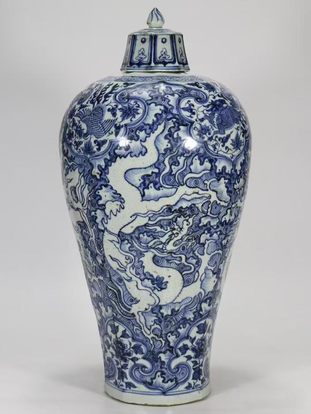 青花 + 刻雕雙重藝!元青花帶蓋梅瓶,佳士得 1.8 億龍紋瓶同款級珍品?