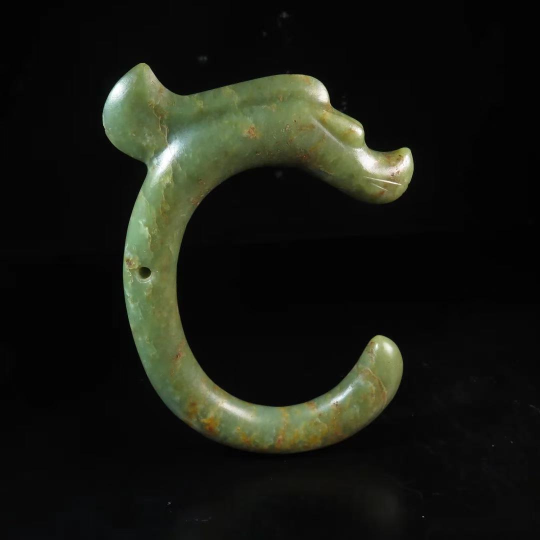 1568 萬成交的同類!這件紅山玉豬龍,青河磨玉質地更稀缺?