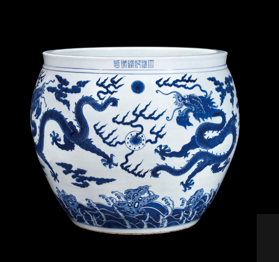 青花雲龍缸橫空出世:誰能攬得皇家禦瓷巔峰之作?